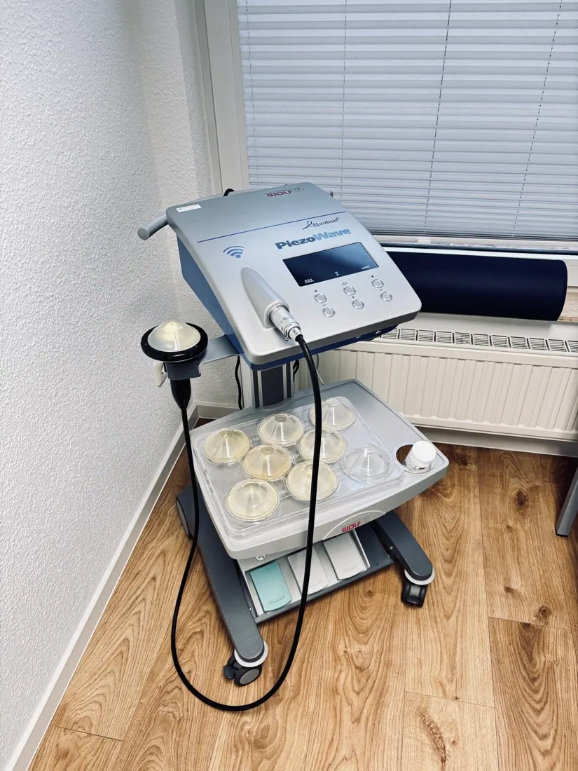 Stoßwellengerät im Behandlungsraum
