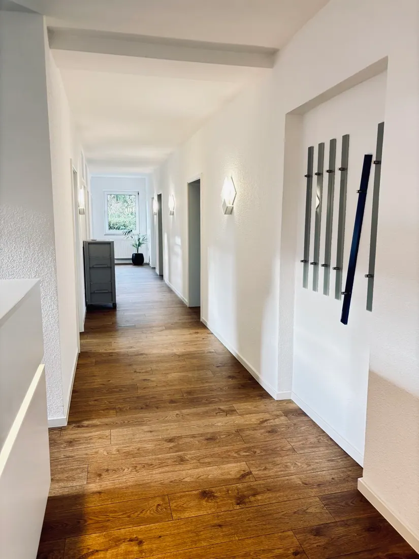 Flur mit Wandgarderobe
